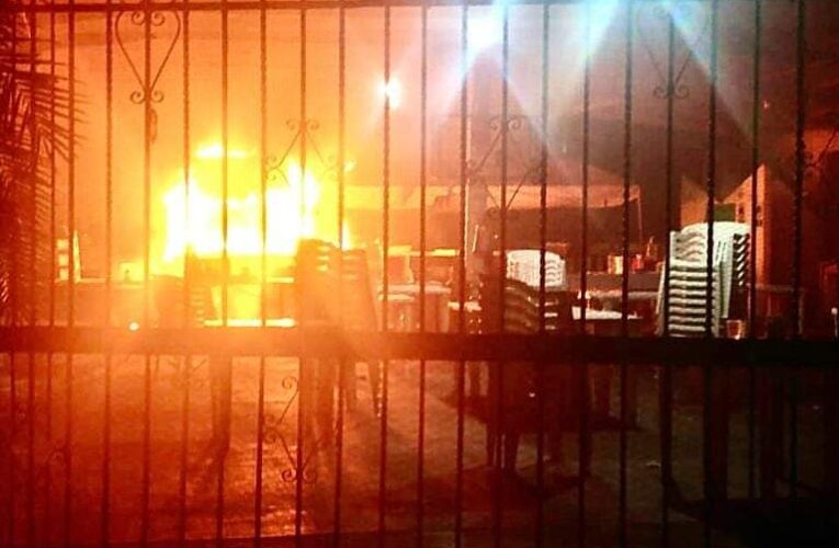 Aparatoso incendio esta madrugada en Acapulco.