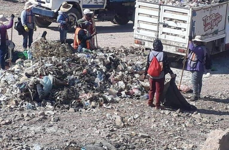 PERSONAL DE SERVICIOS PÚBLICOS EXTRAEN TODO TIPO DE BASURA ARROJADOS AL RÍO JALE.