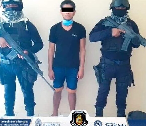 La Policía Estatal captura a presunto narcomenudista en Acapulco.