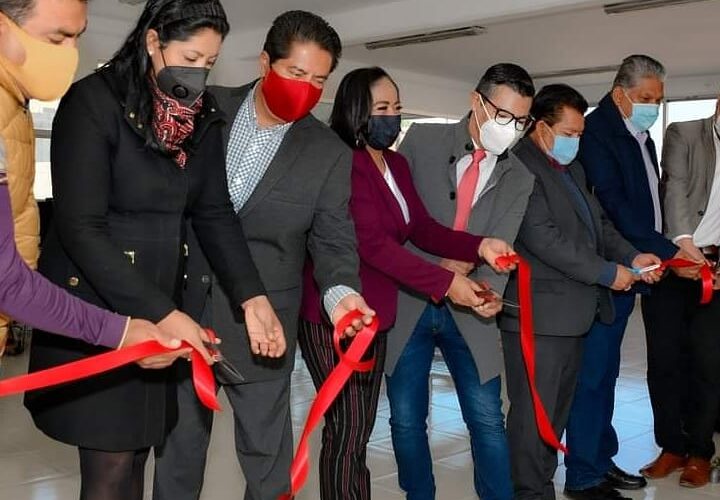 Apoya la alcaldesa de Cuautlancingo Lupita Daniel a estudiantes en línea.