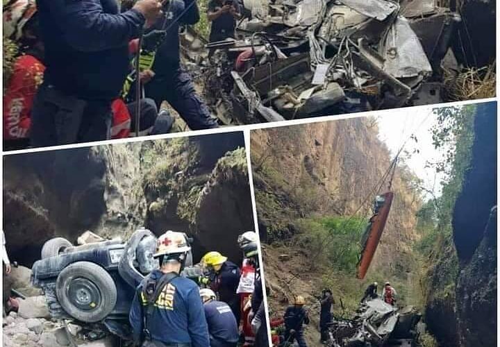 3 MUERTOS AL CAER SU VEHÍCULO A BARRANCO EN LA AUTOPISTA XXI