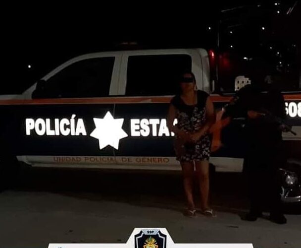 Detienen a una mujer en Zihuatanejo por pelear con su vecina.