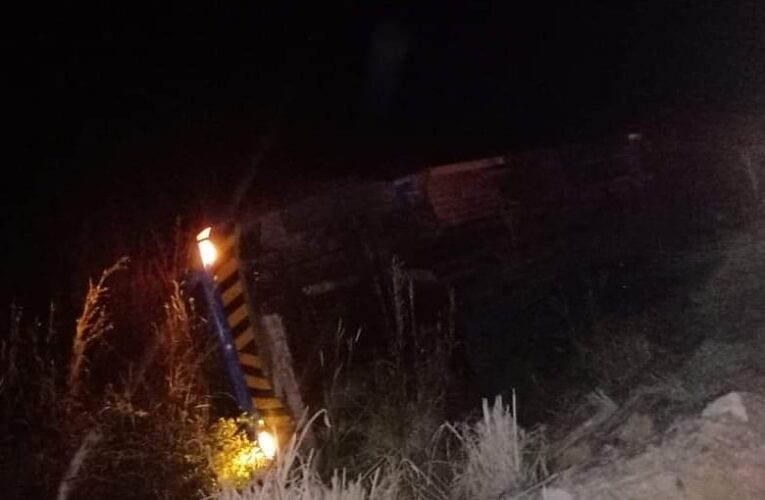 Aparatosa volcadura de camión en San Luis Acatlán.
