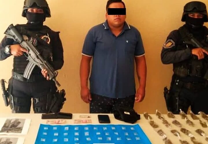Aseguran policías de la SSP a sujeto con presunta droga en Acapulco.