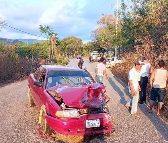 Aparatoso accidente en la carretera Marquelia-San Luis Acatlán