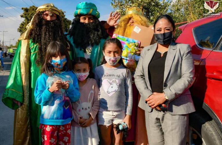 Entrega juguetes de día de reyes La alcaldesa de Cuautlancingo: Lupita Daniel
