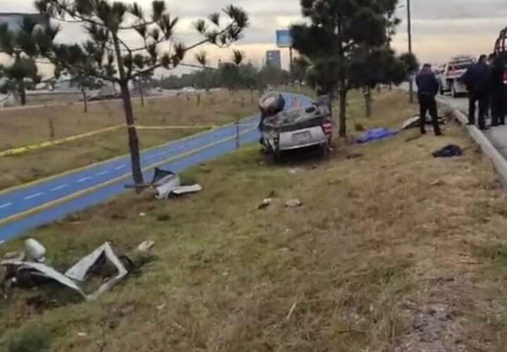 Sangrienta volcadura en Periférico Ecológico: 1 muerto y 1 herido.