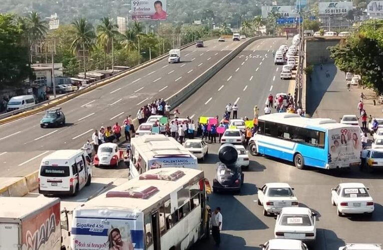 Bloquean taxistas Las Cruces Acapulco, piden seguridad.
