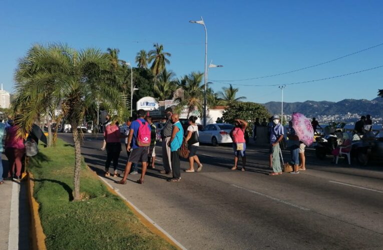 Bloquean La costera Miguel alemán personas enfermas.