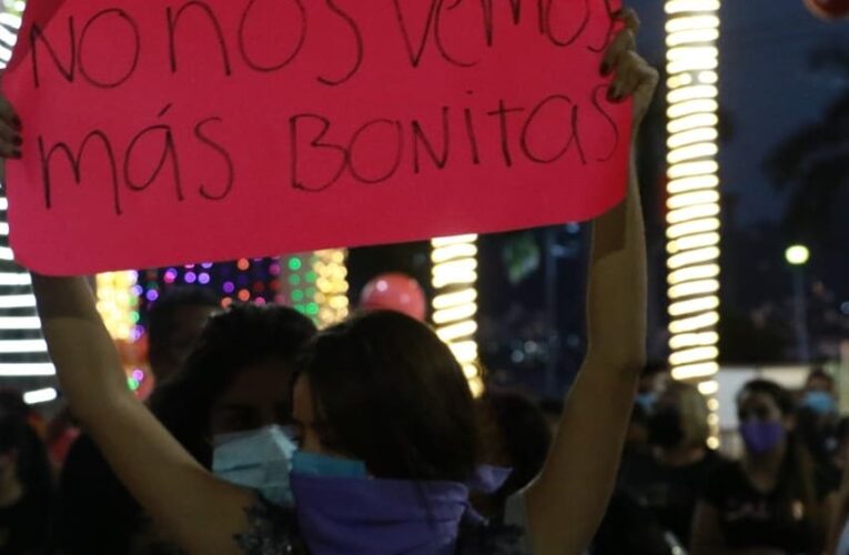Marchan mujeres del parque de la Reina al Zócalo de Acapulco.
