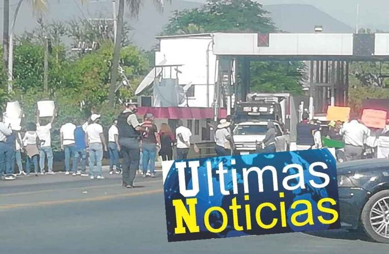 Bloquean la caseta de cobro de Iguala maestros del cbtis.