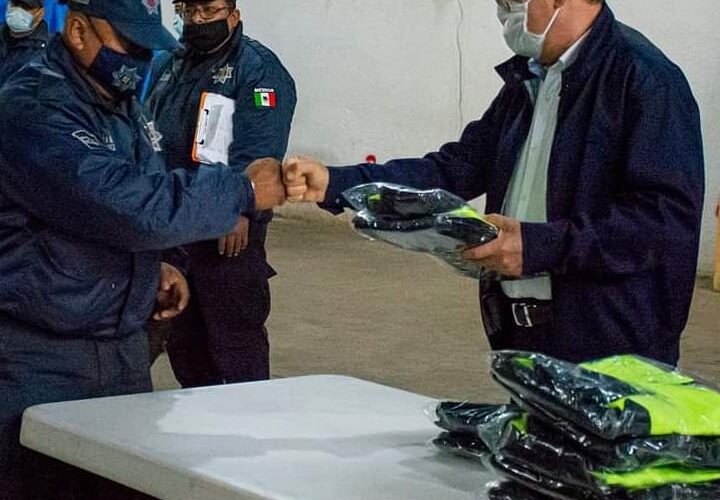 ENTREGA UNIFORMES A POLICÍAS MUNICIPALES EL EDIL DE TLAPA PICHARDO GARCÍA.