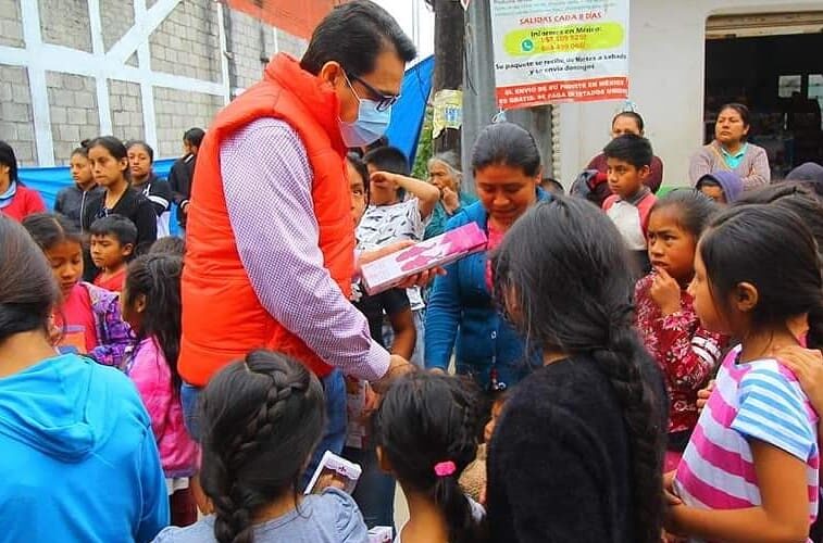 Lleva sonrisas y alegría a niños de Metlatónoc el líder estatal del PT; Victoriano Wences Real.