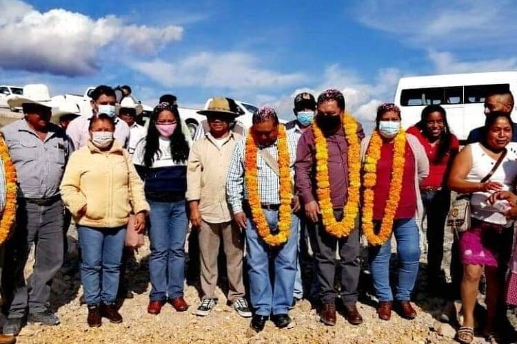 El presidente municipal de Zitlala, Rogelio Ramos Tecorral, entregó un camino de saca cosechas.