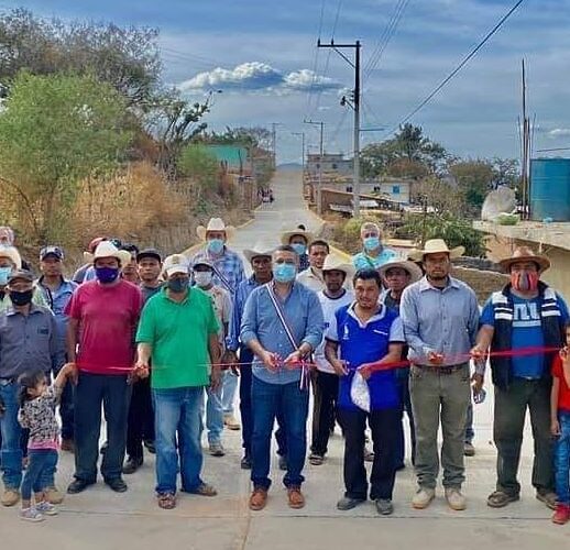 Inaugura el presidente municipal de Olinalá; José Juan Herrejon, la pavimentación de una calle.