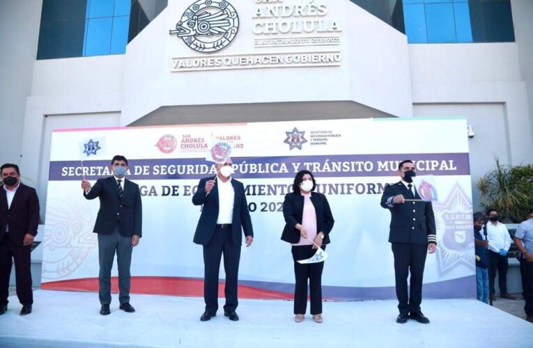 Entrega nuevos uniformes a policías de San Andrés Cholula; la alcaldesa, Karina Pérez Popoca.