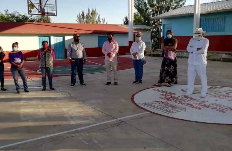 Inaugura el techado de una escuela primaria el presidente municipal de Cualac;  Cornelio García Meza.