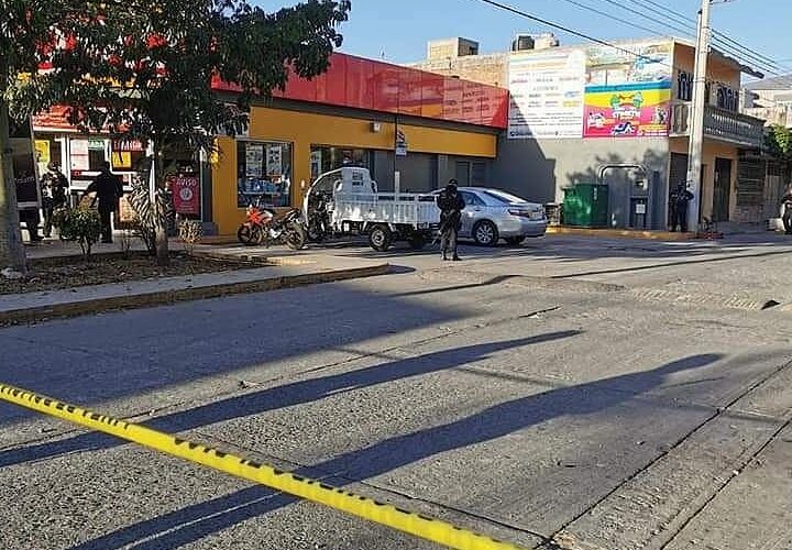 Matan a tiros a un abogado en una tienda Oxxo, en Iguala.