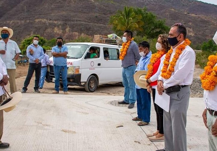 EL EDIL PICHARDO GARCÍA; INAUGURA LA PAVIMENTACIÓN DE CALLE EN ALPOYECANCINGO.