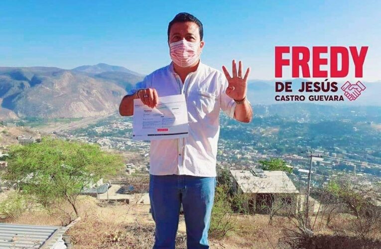 FREDY GUEVARA SE REGISTRA PARA BUSCAR LA ALCALDÍA EN TLAPA POR MORENA.