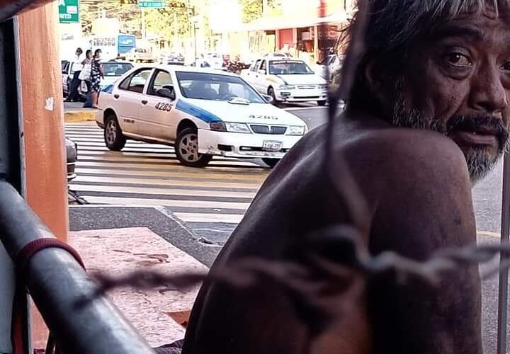 Hombre que perdió a su familia, fabricar cruces y las coloca en puntos de la ciudad de Acapulco.
