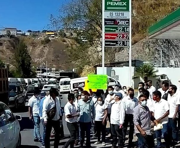 Protestan en Chilpancingo transportistas, por el alto costo del combustible.