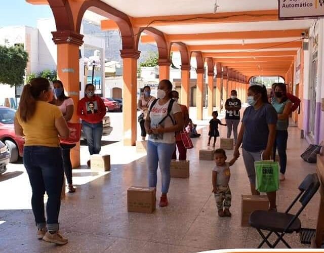 Entrega despensas la presidenta del DIF de Huamuxtitlán, Yaravi Orihuela Ortega.