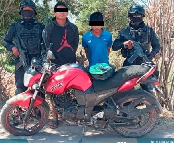 Asegura la Policía Estatal a 2 tipos con presunta droga en Tlapa.