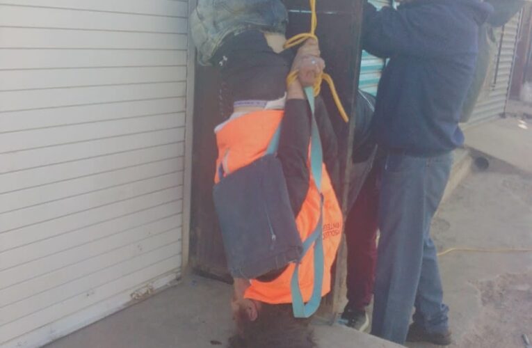 Así cuelgan a un presunto ladrón en Oaxaca.