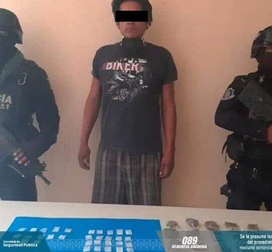 Detienen a un sujeto con presunta droga en Acapulco.