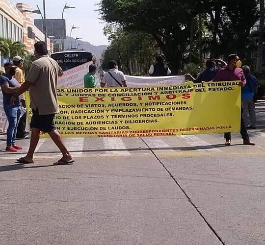 Abogados de Acapulco bloquean La Costera Miguel Alemán, exigen apertura de la junta de conciliación y arbitraje.