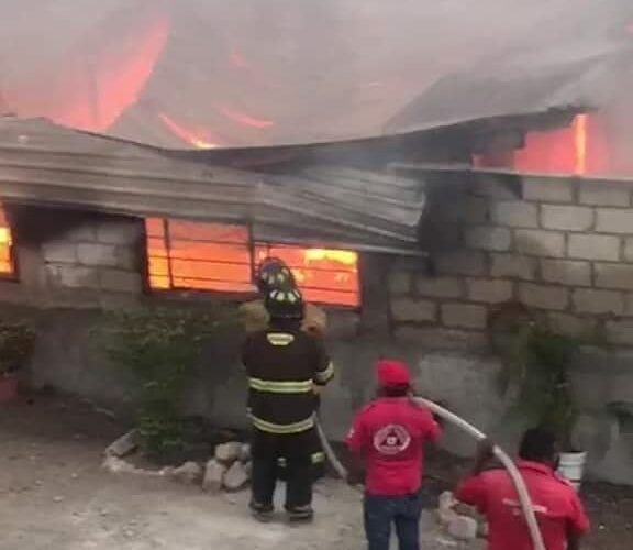 Voraz incendio acaba con una vivienda en Tlapa.