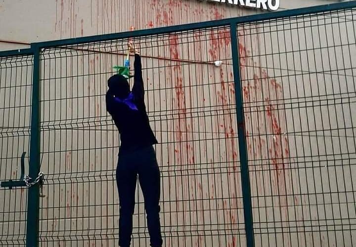 Un grupo de mujeres vandalizan la Fiscalía; de Guerrero exigen castigo contra Félix Salgado.