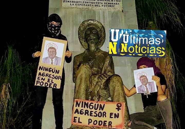 PROTESTAN CON PANCARTAS CONTRA AMLO Y FÉLIX SALGADO, MUJERES EN ATOYAC.