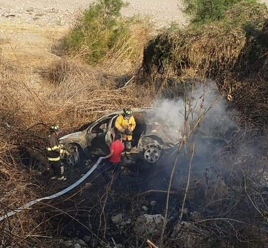 Apunto de morir en las llamas estuvieron ocupantes de un vehículo al incendiarse sobre la carretera Tlapa- Huamuxtitlan.
