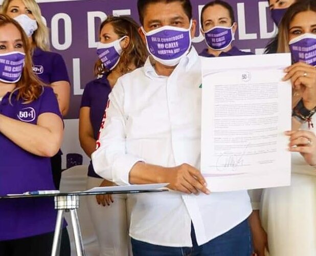 Firma Mario Moreno los primeros diez compromisos con las mujeres ante Notario Público.