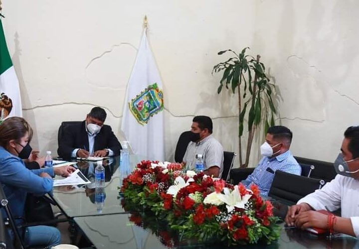 El alcalde títere de Karina Pérez de San Andrés, Roberto Maxil se reúne con el presidente de Tlaxcalancingo.