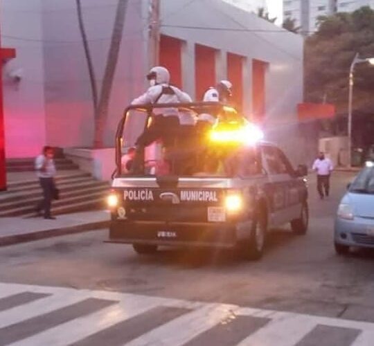 RIÑA ENTRE POLICÍAS VIALES Y TURISTAS; DEJA NUEVE DETENIDOS Y 2 HERIDOS.