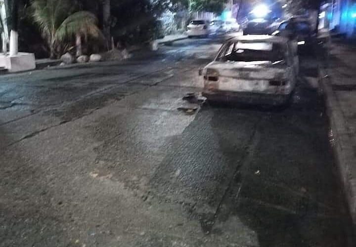 Criminales asesinan e incendian a 2 personas en un automóvil en Acapulco.