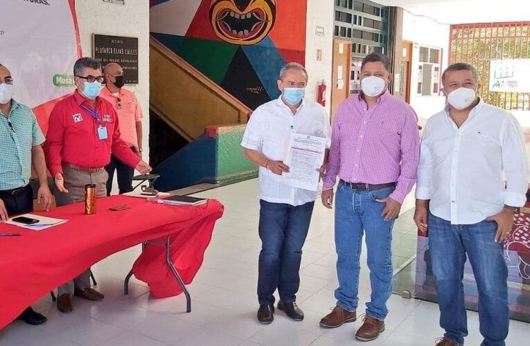 Se registra como aspirante a la alcaldía de Olinalá Saúl Apreza Patrón.