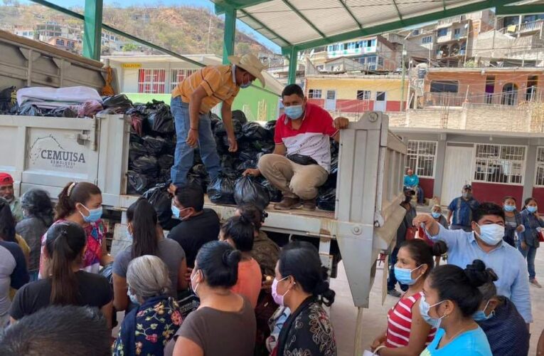 Entrega apoyo alimentario el DIF municipal de Xalpatláhuac; Rosendo Larios Rosas.