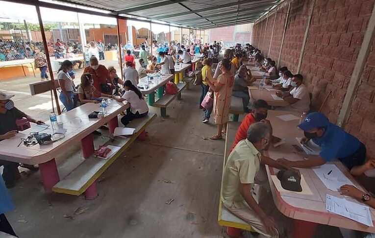 Total desorden en el primer día de vacunación en Técpan de Galeana