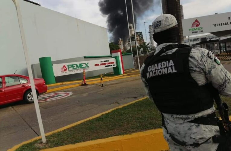 Un muerto y dos heridos al volcar ambulancia militar en Tlapa.