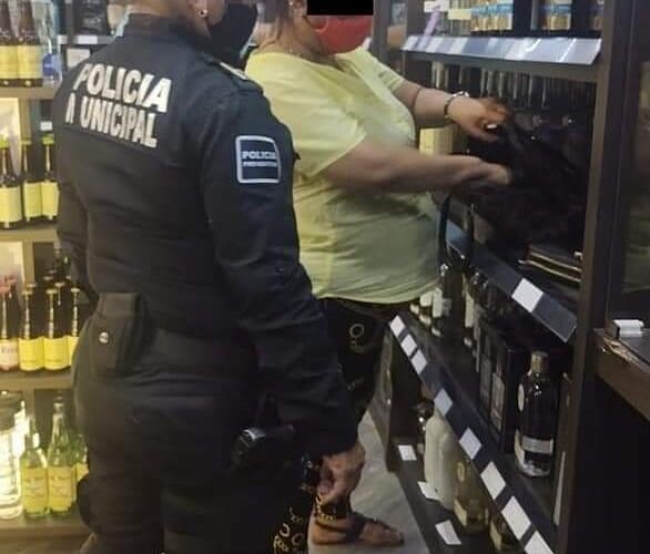 Detienen a mujer poblana en Acapulco; que realizaba compras con tarjetas de crédito robadas.