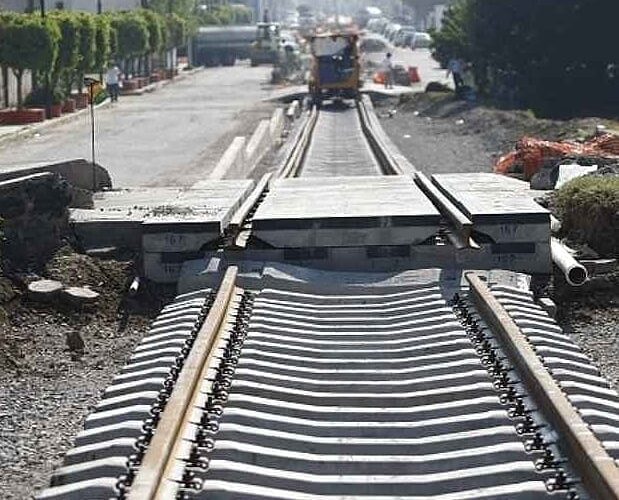 Localizan un bebé muerto y calcinado en vías de tren en Puebla.