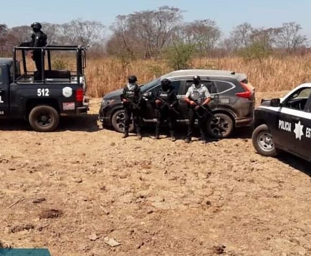 Recupera la Policía Estatal y GN un vehículo en el municipio de La Unión.