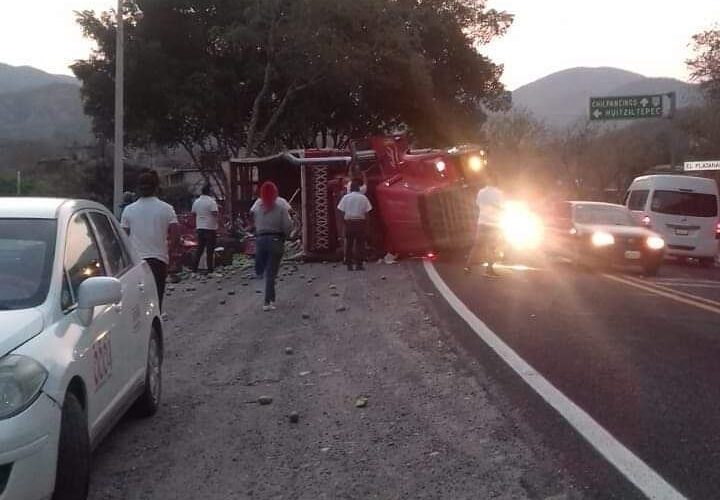 Aparatosa volcadura de un camión sobre la carretera federal Chilpancingo Iguala.