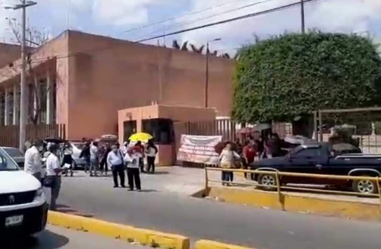 TOMAN TRABAJADORES EL CONGRESO.