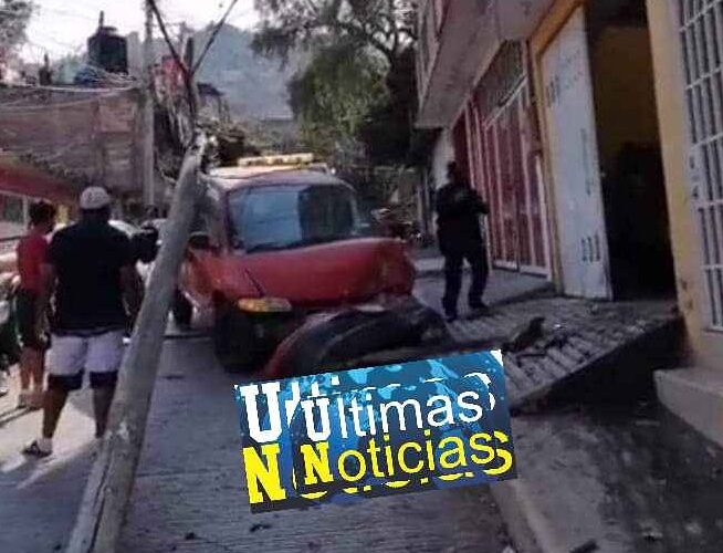 Camioneta sin frenos chocó contra un poste y una vivienda en Chilpancingo.