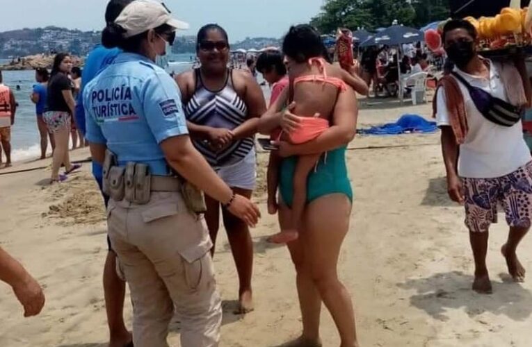 Localizan policías turísticos a menor extraviada en playa de Acapulco.